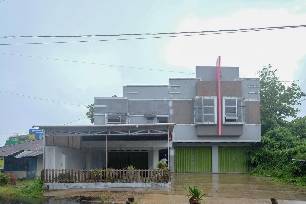 Reddoorz At Lapangan Bandara Sam Ratulangi Manado Hotel Exterior photo