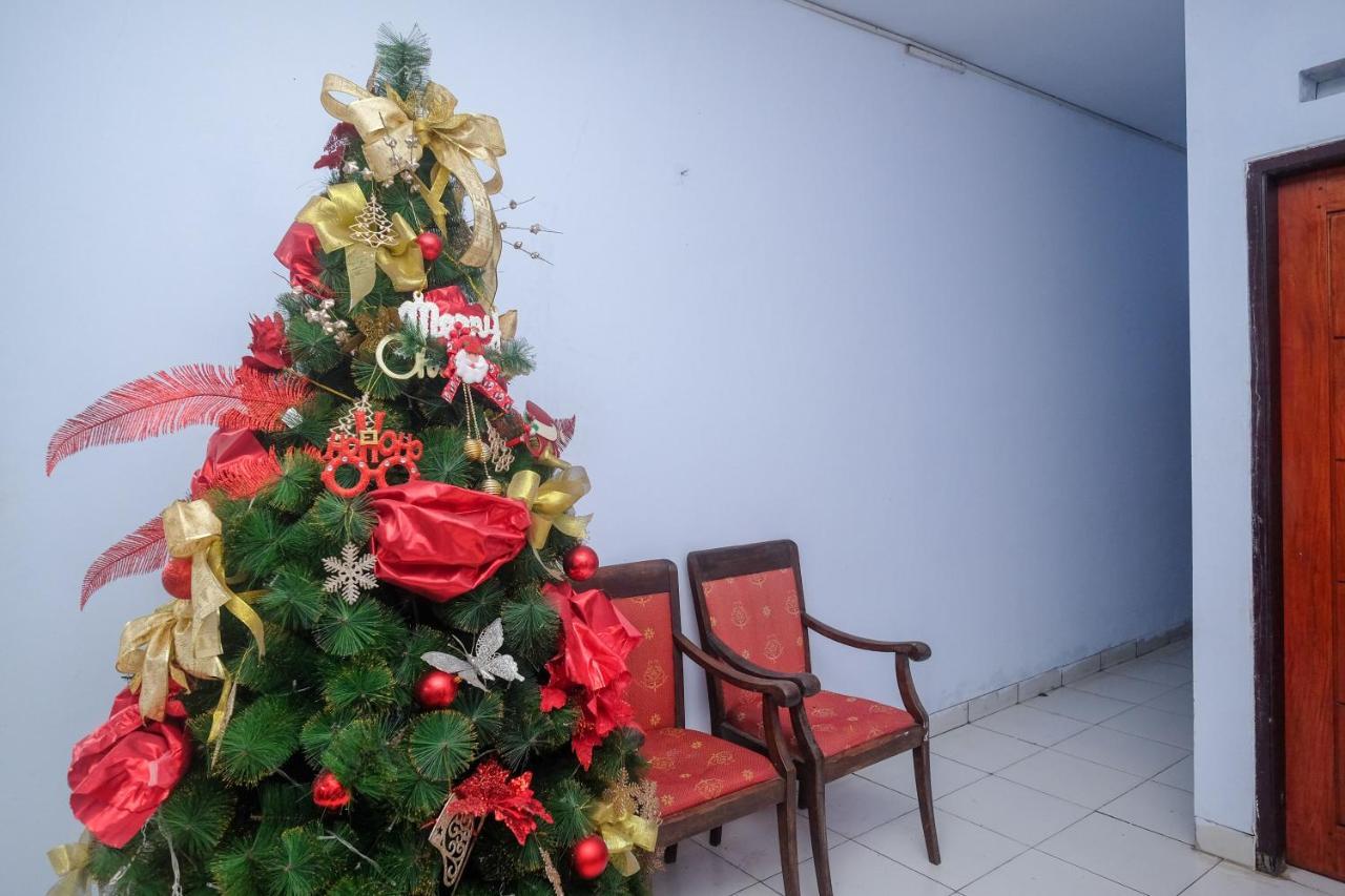 Reddoorz At Lapangan Bandara Sam Ratulangi Manado Hotel Exterior photo