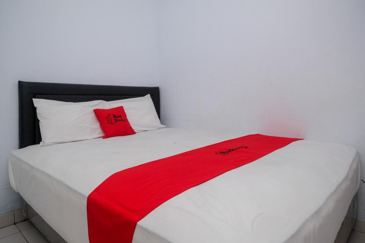 Reddoorz At Lapangan Bandara Sam Ratulangi Manado Hotel Exterior photo