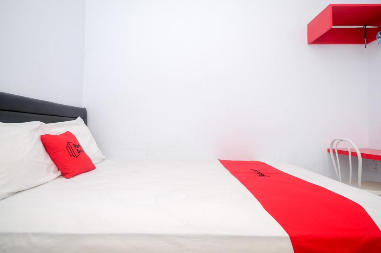 Reddoorz At Lapangan Bandara Sam Ratulangi Manado Hotel Exterior photo